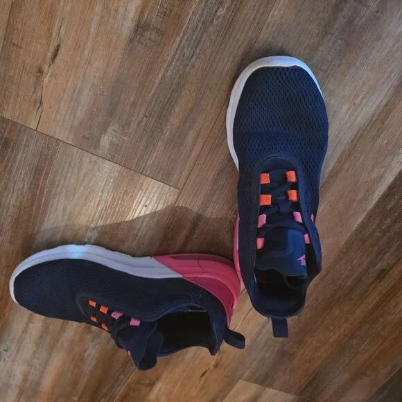 Shoes - Picture 6 of 9